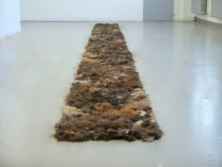  ''La relation-1'', installation de cheveux que j'ai coupé, taille variable, 2011.